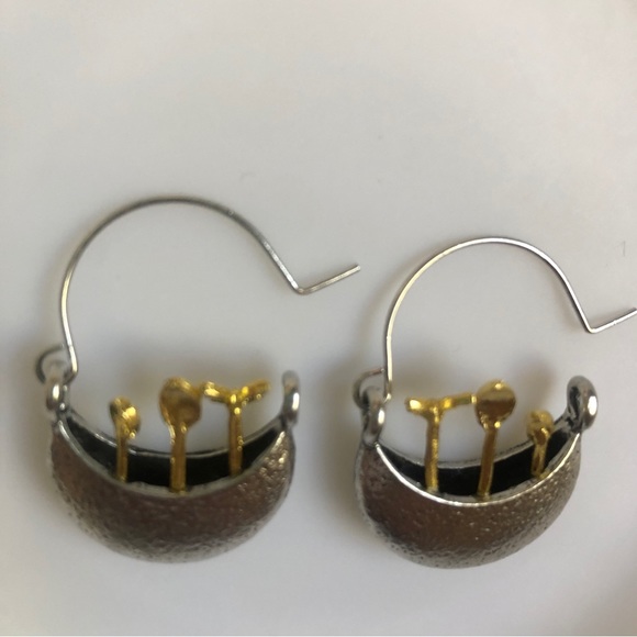 Unique potted plant/flower & butterfly earrings, faux gold/silver - Picture 7 of 10